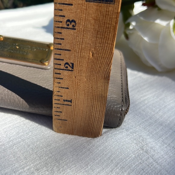 MARC by MARC JACOBS Classic Wallet. Color :MUSHROOM - Picture 14 of 17